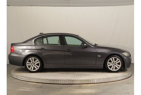 BMW 330 i  2005