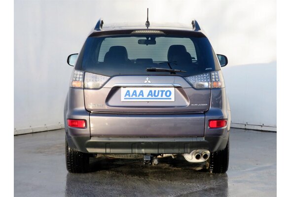 Mitsubishi Outlander  2.2 DI-D 2010