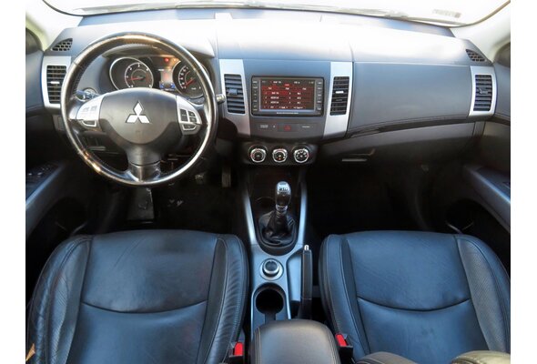 Mitsubishi Outlander  2.2 DI-D 2010