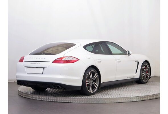 Porsche Panamera  GTS 2012