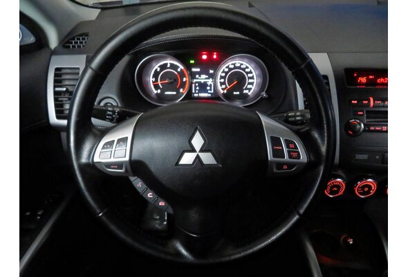 Mitsubishi Outlander  2.2 DI-D 2012